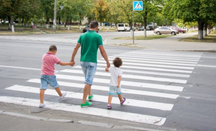 Pedoni che attraversano sulle strisce