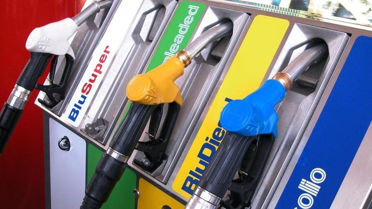 Benzina e gasolio costeranno la stessa cifra