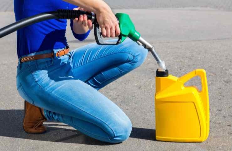 Una tanica di benzina