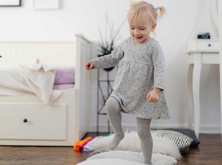 Bambina gioca a casa