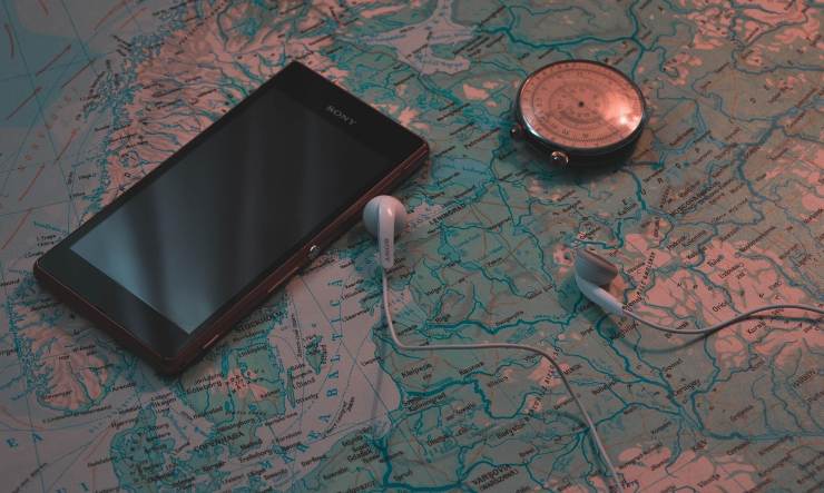 smartphone su cartina geografica