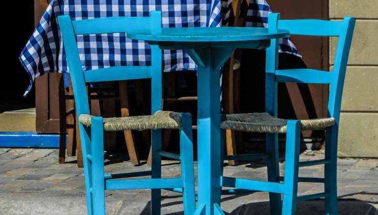 tavolo rotondo con sedie blu