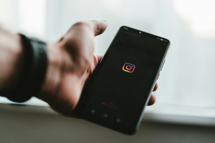 instagram su sfondo nero