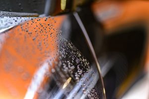 pulizia dell'auto con il coronavirus