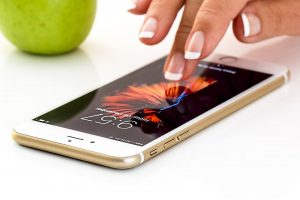 coronavirus si trasmette con lo smartphone
