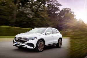 Mercedes EQA in strada
