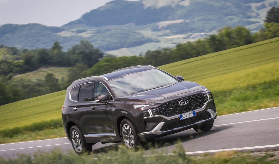 Nuova Hyundai SANTA FE Plug-in Hybrid in strada