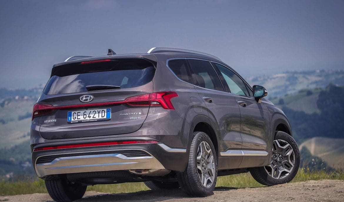 Nuova Hyundai SANTA FE Plug-in Hybrid profilo posteriore
