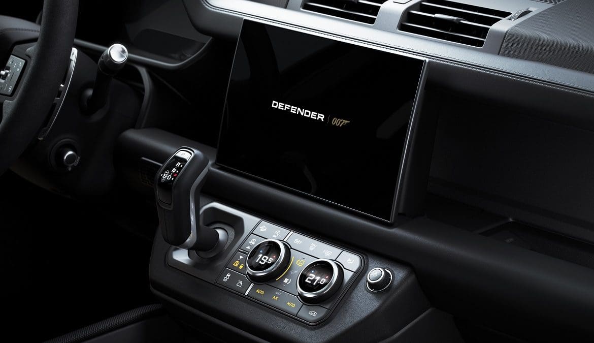 Land Rover Defender V8 Bond Edition interni esclusivi 007