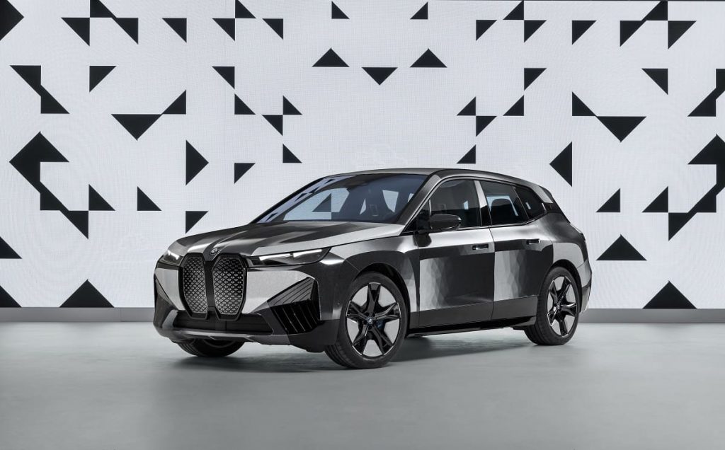 BMW iX Flow carrozzeria cambia colore