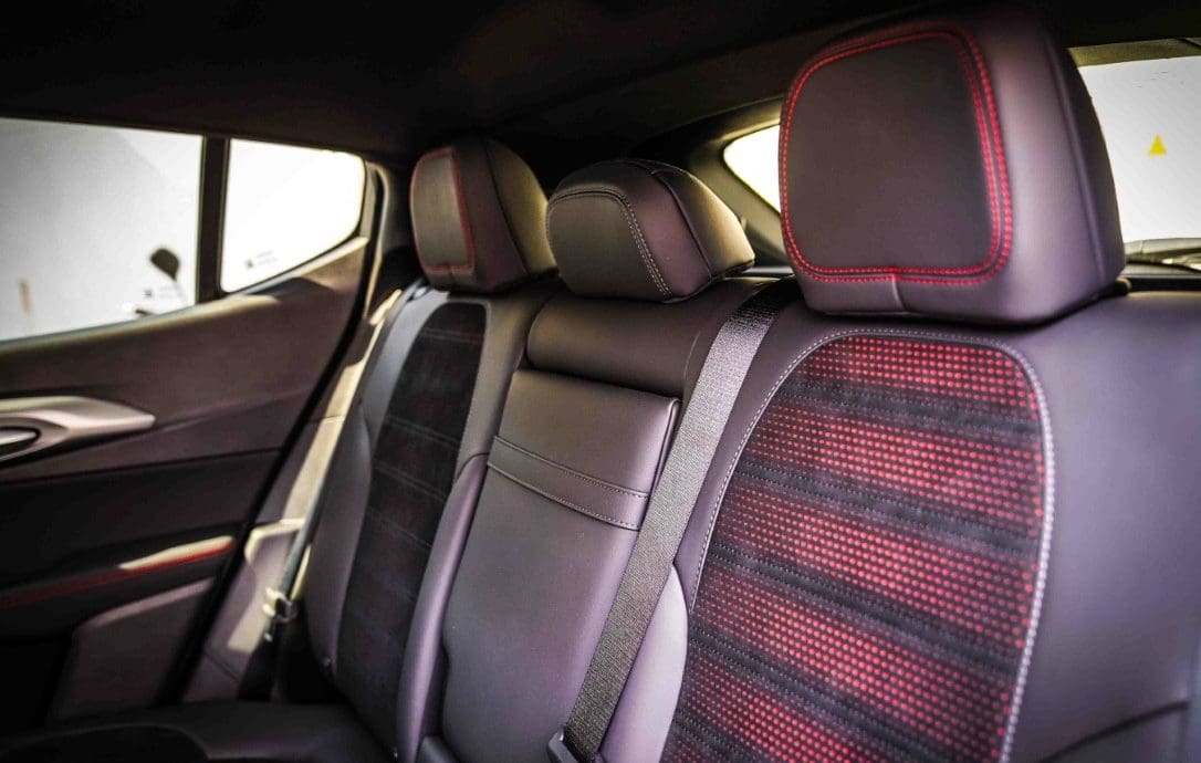 Alcantara su Alfa Romeo Tonale posteriore