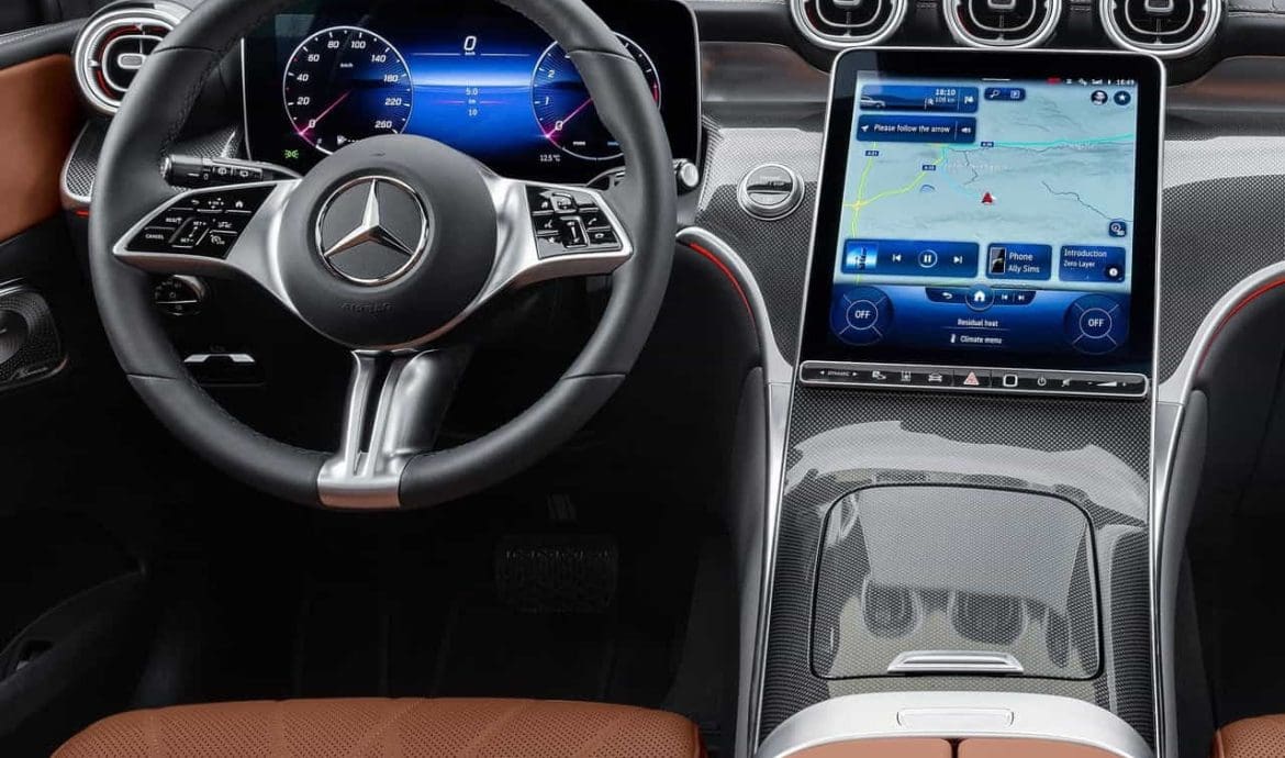 Mercedes GLC dettaglio interni con infotainment