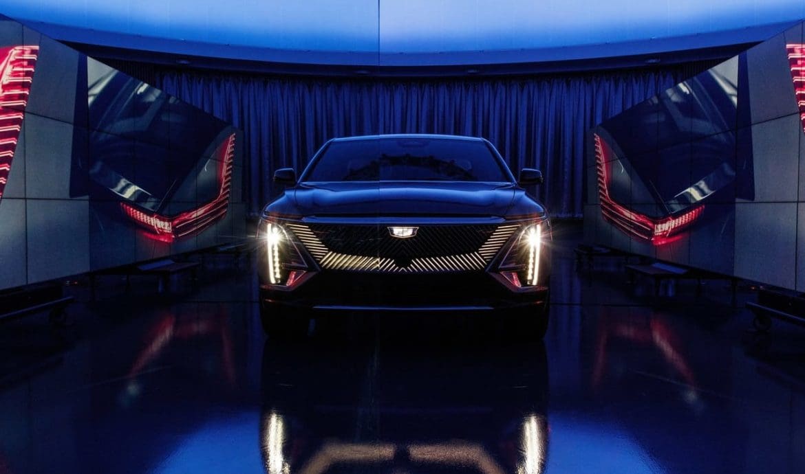 Cadillac Lyriq fanali anteriori verticali