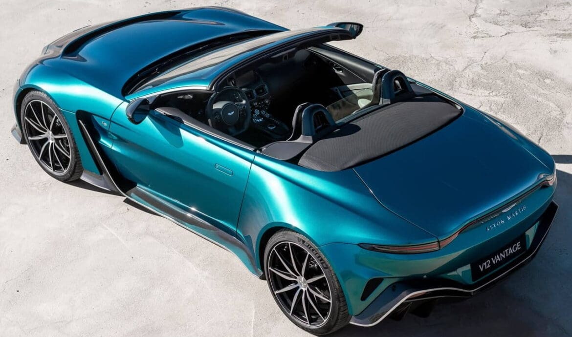 Aston Martin V12 Vantage Roadster 700 CV a cielo aperto
