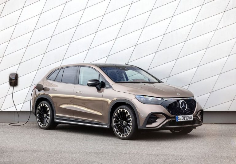 Mercedes EQE SUV in carica
