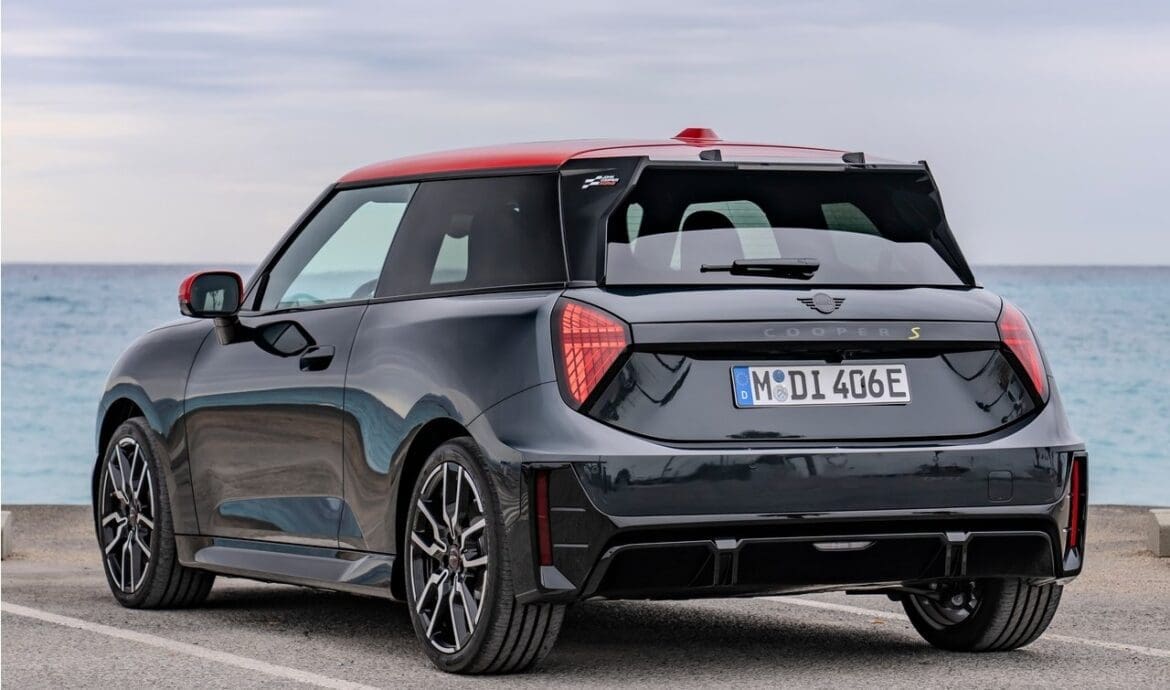 Mini Cooper SE JCW vista posteriore