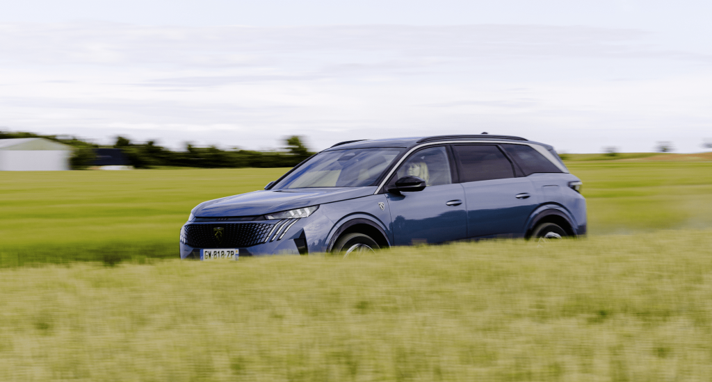 Nuovo Peugeot E-5008: il futuro della mobilità