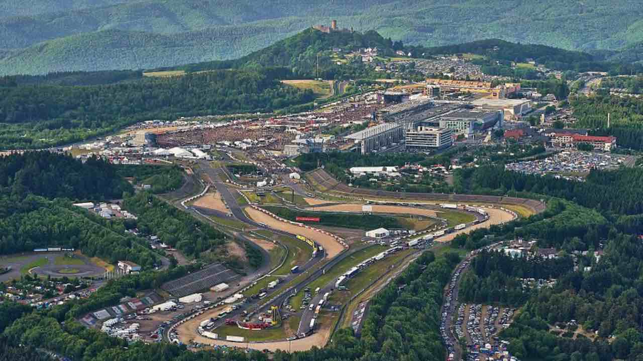 Il circuito in cui andare piano è impossibile, l’automobilista lo ha percorso a meno di 30 km/h | Il nuovo record in negativo