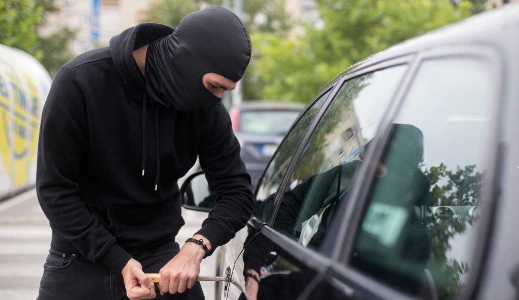FURTI D’AUTO in aumento: proteggi la tua vettura con il trucco del carrozziere