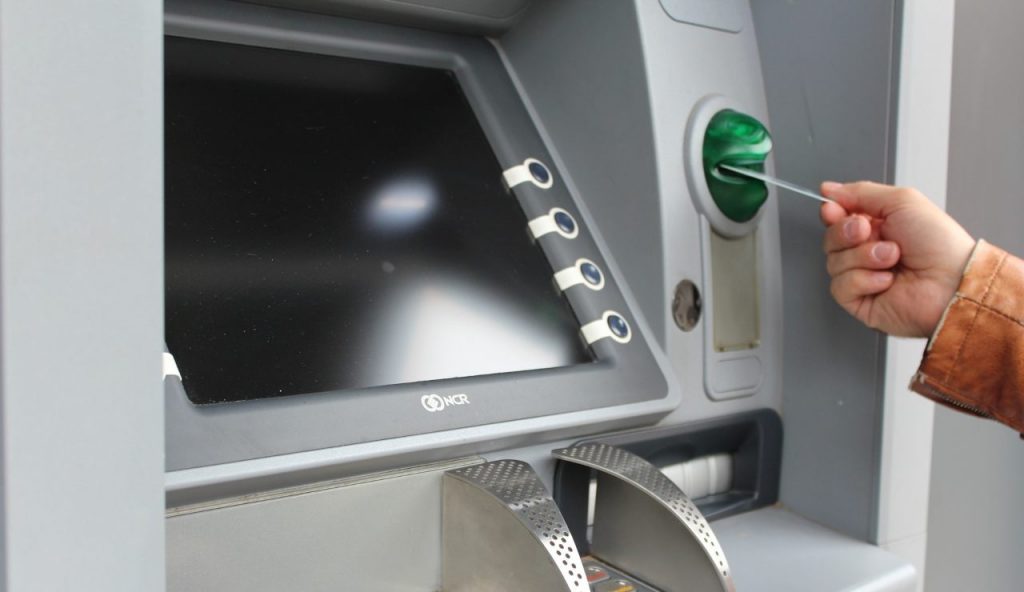 Addio ai prelievi al bancomat