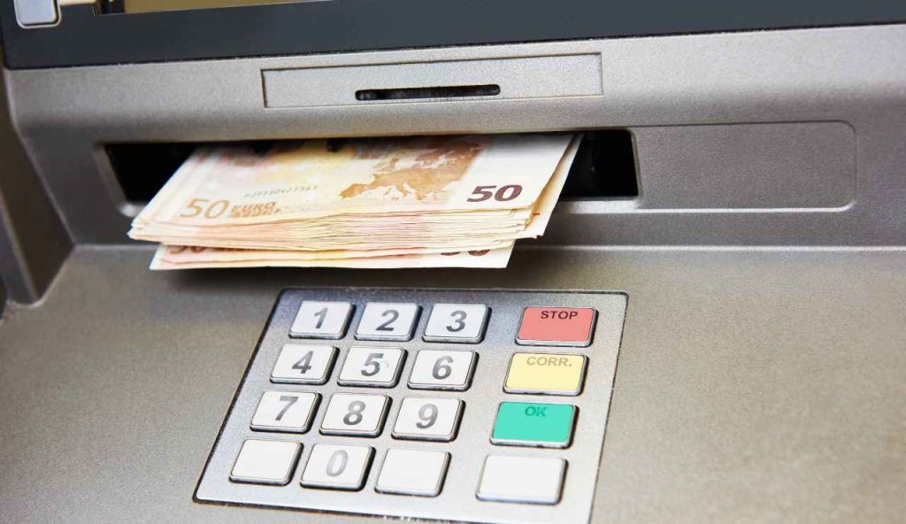 Addio ATM prelevare costa troppo - Dentrolanotiziabreak.it (Fonte foto Canva)