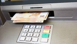 Addio ATM prelevare costa troppo - Dentrolanotiziabreak.it (Fonte foto Canva)