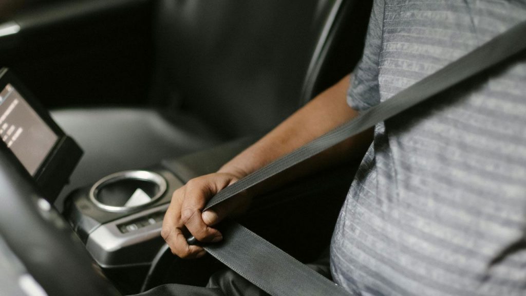Cinture e non solo, le regole di trasporto per i minori in auto - Stylology.it
