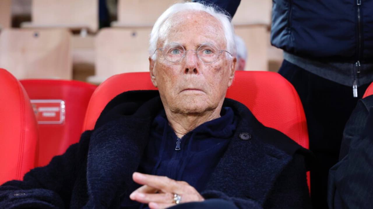 Ombre su Armani, i nodi da sciogliere sull’azienda, sono ancora tanti | Un’eredità che pesa