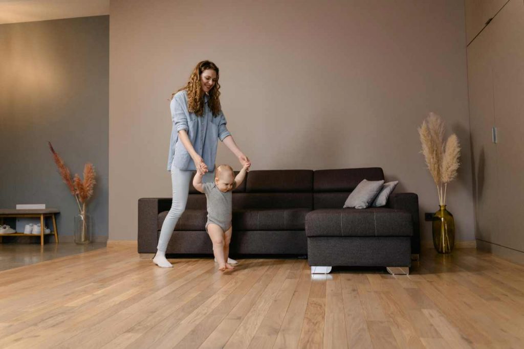 Bambino cammina in casa