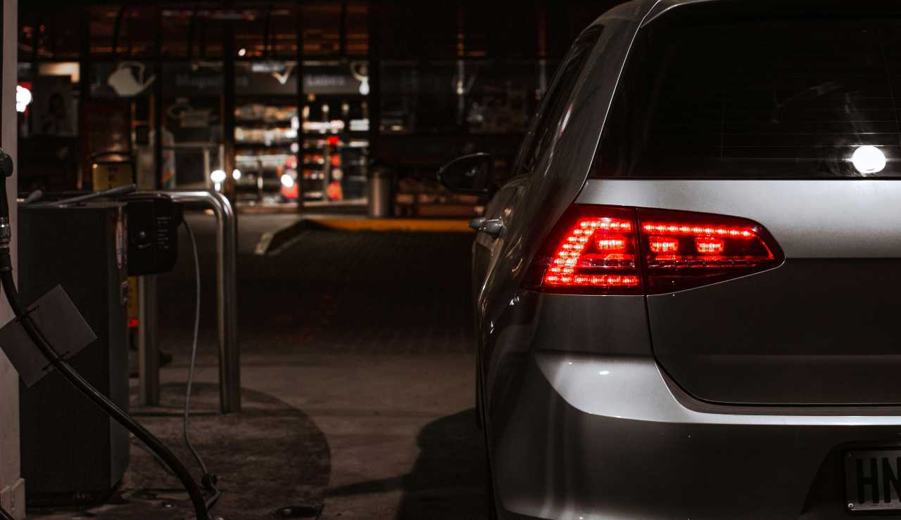 Benzinaio - pexels - stylology