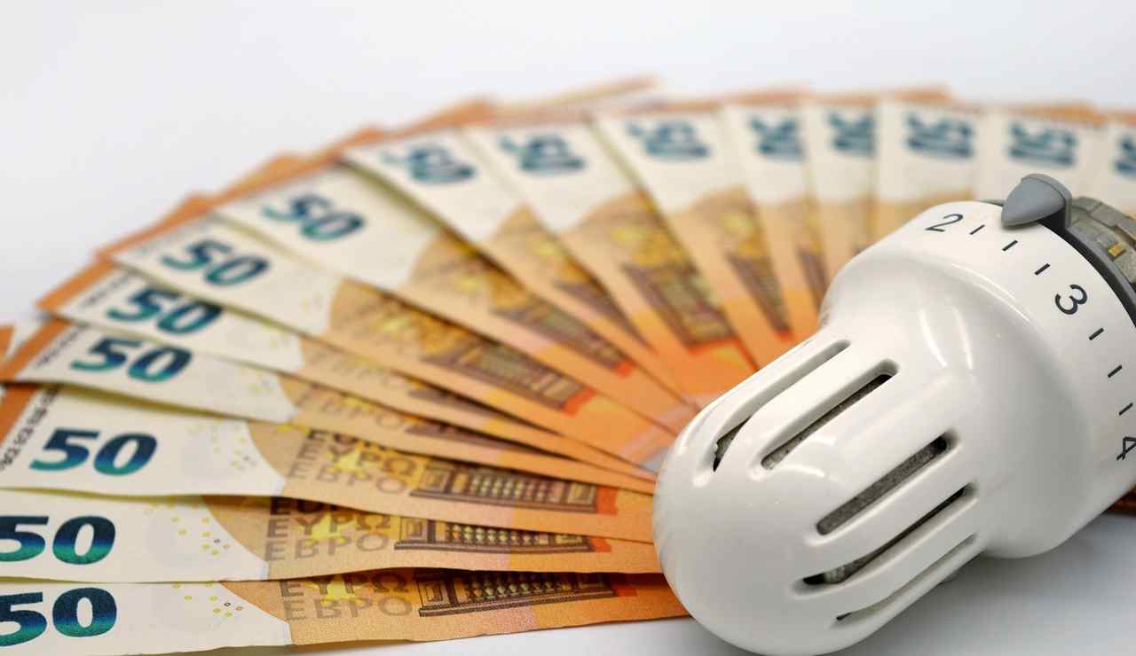 Bollette giù | Taglio netto dell’elettricità a fine 2025: finalmente è vero, quanto risparmi a novembre