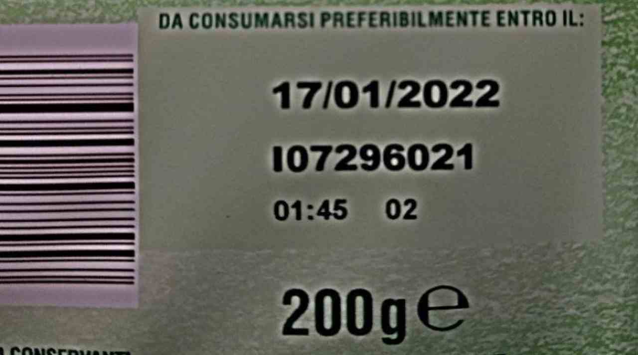 Scadenza o ‘preferibilmente entro’ | Come leggere le etichette per non sprecare cibo, l’esempio che chiarisce tutto