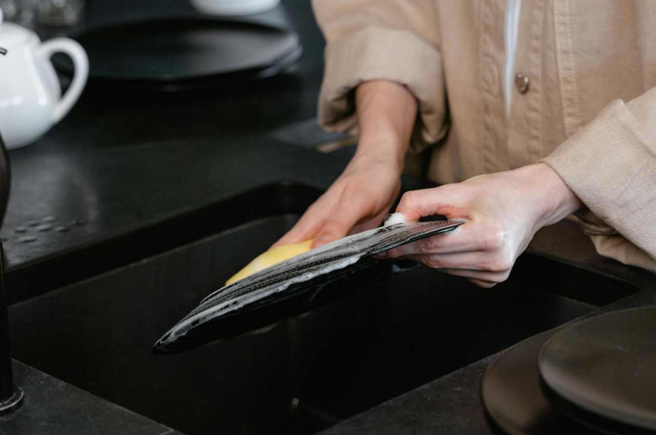 Detersivo per piatti | Il test Altroconsumo svela chi pulisce meglio, la scelta “furba” al supermercato