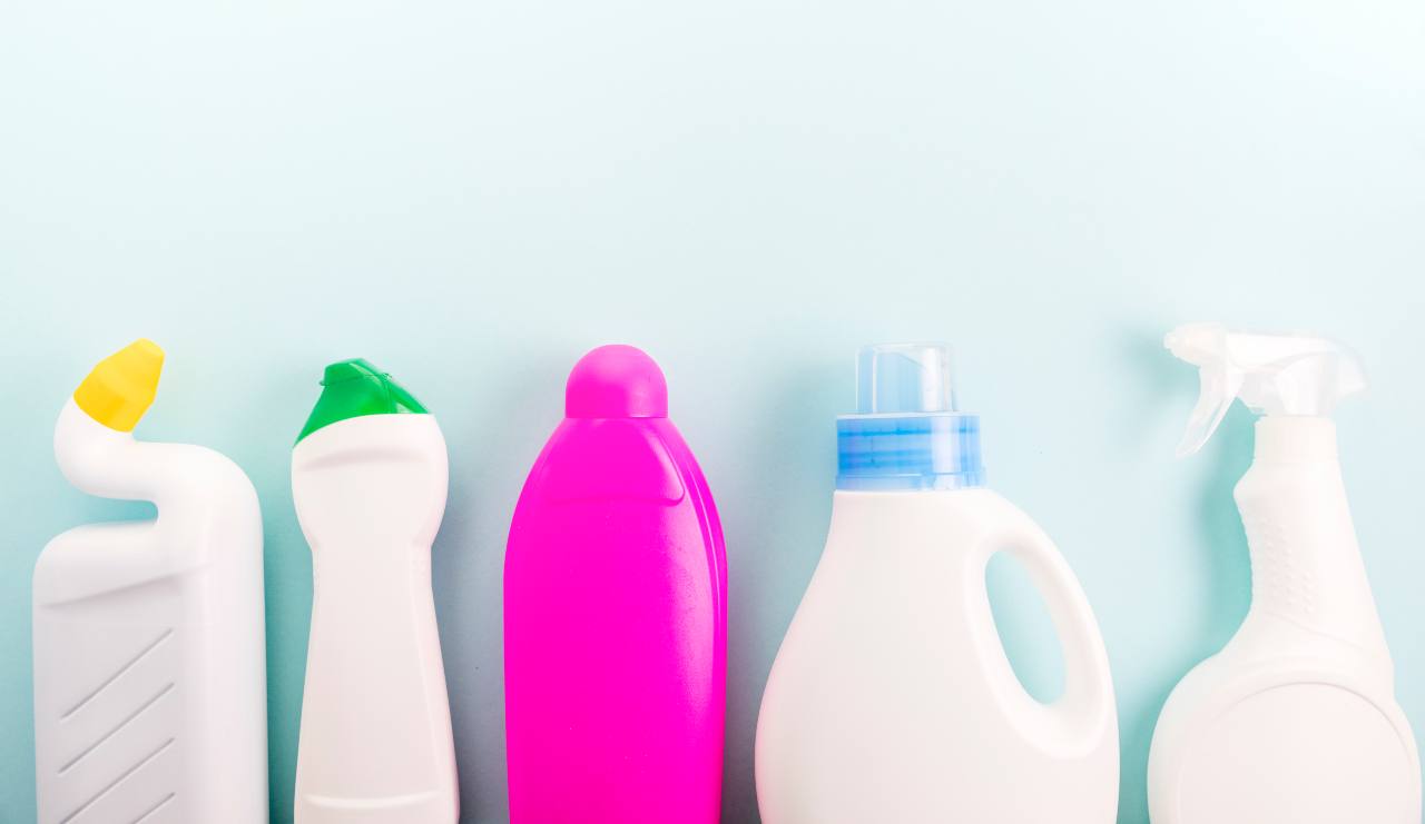 Quella X rossa non è un dettaglio | come leggere i simboli sui detersivi di casa: il segnetto che ti protegge le mani