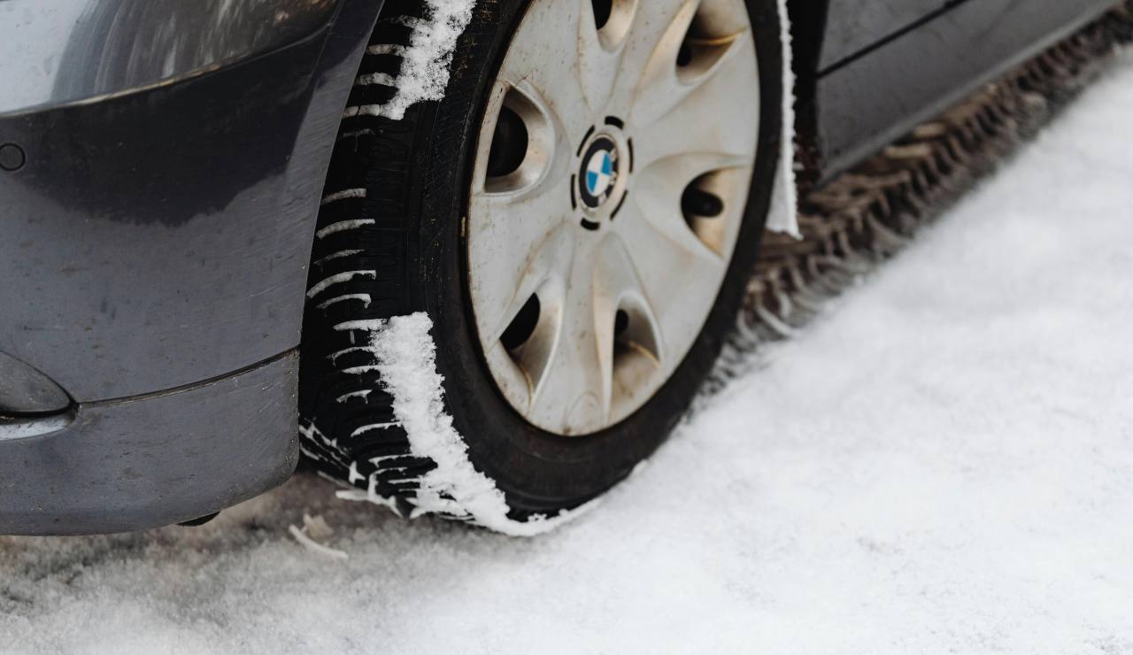 Gomme invernali, scatta l’obbligo | Dopo questa data non si può sbagliare più : la multa “invisibile” che molti ignorano