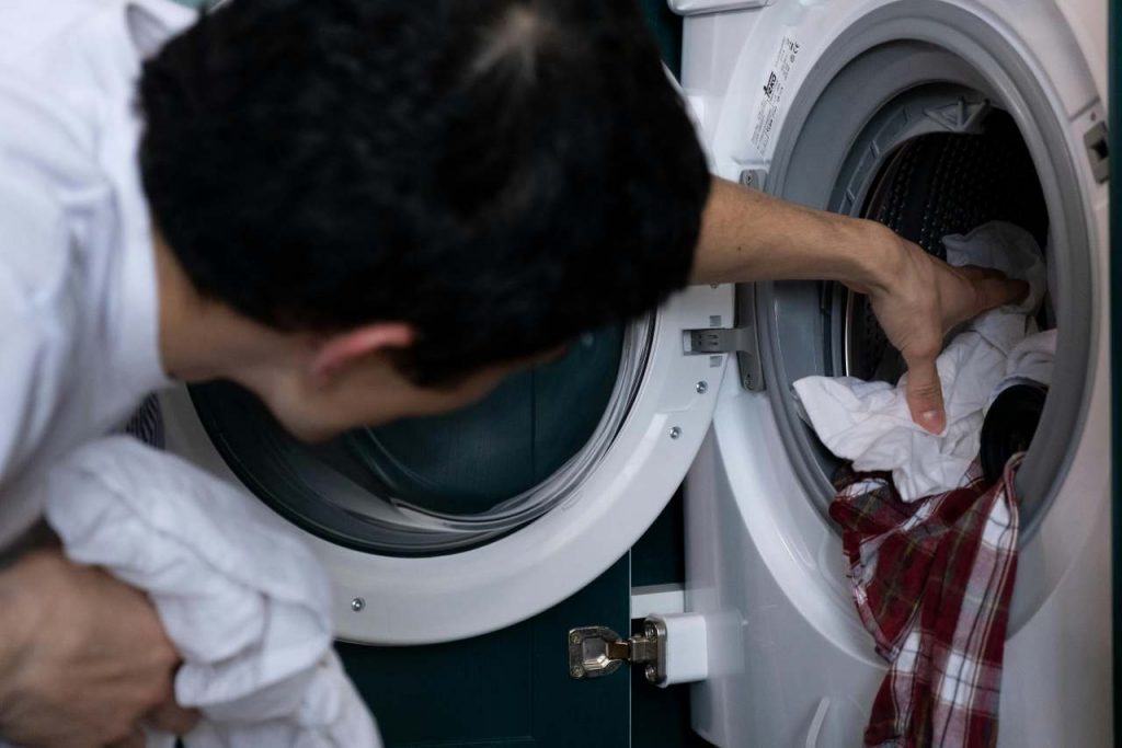 Aceto in lavatrice? | Altroconsumo suggerisce l’acido citrico per la pulizia, il dettaglio che salva guarnizioni