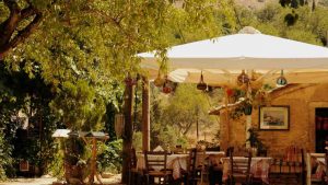 tavolo e sedie sotto un tendone