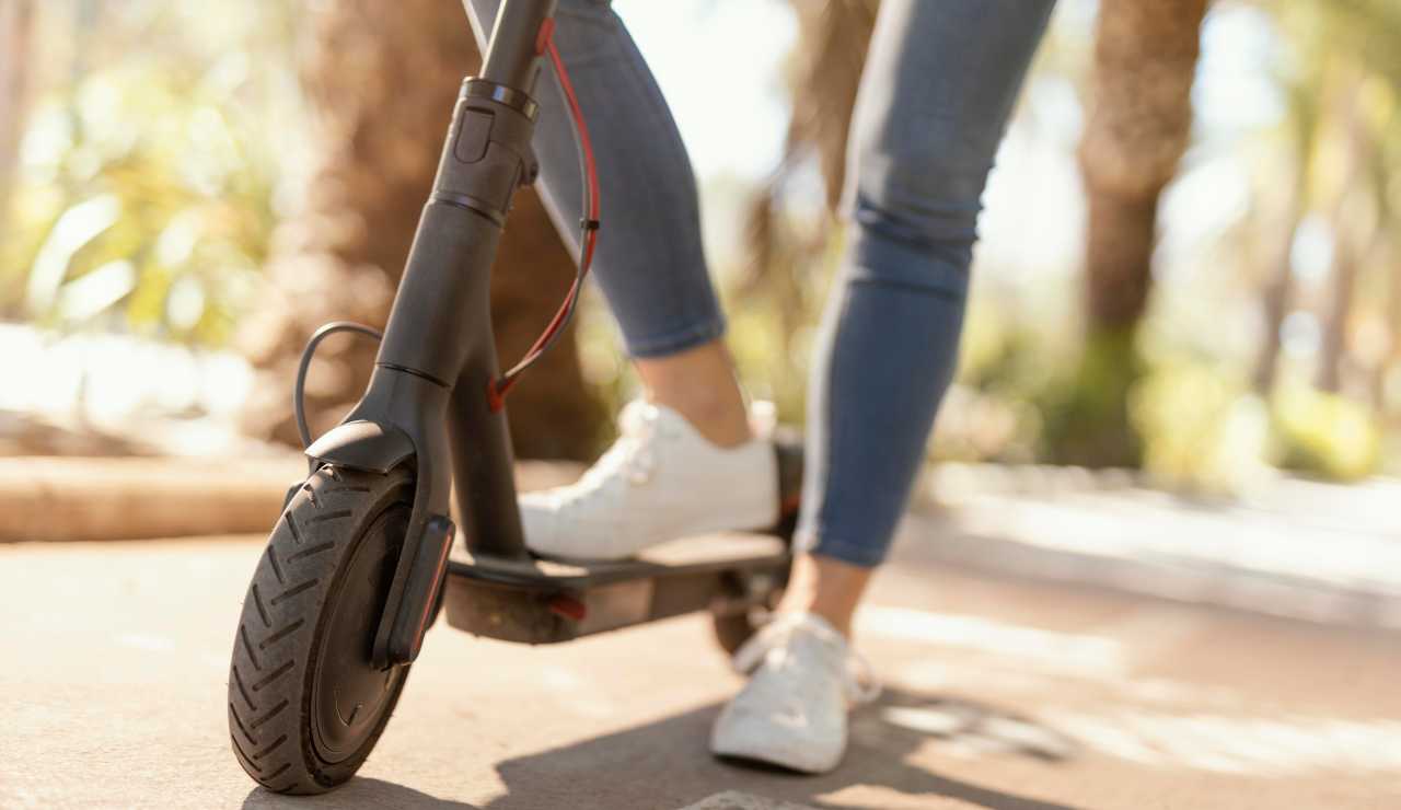 Monopattini, nuove regole | Targa adesiva, casco e assicurazione : 3400€ di multa immediata