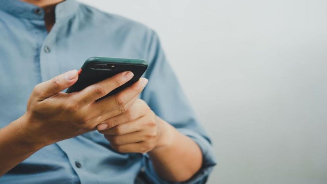 Uomo al telefonino