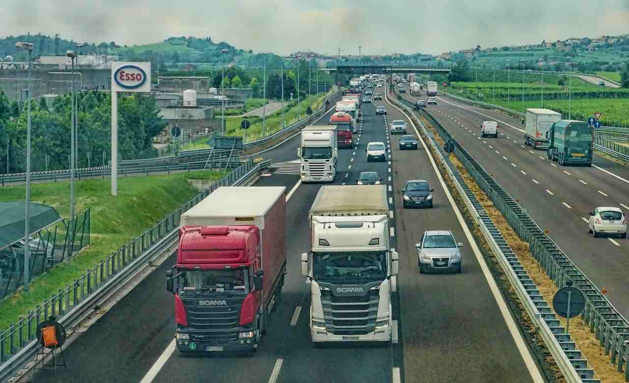 Code in autostrada? Ti devono rimborsare | Basta un app e ti mandano immediatamente i soldi indietro: quando scatta il 100%