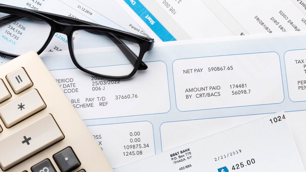 Risparmio in bolletta | come ottenere il nuovo sconto-energia da 200 € : scopri se ci rientri