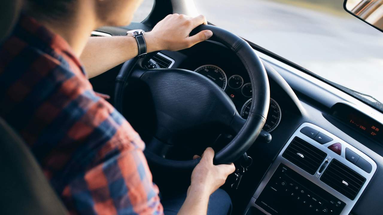 Car pooling da record | milioni di km risparmiati e CO₂ evitata ; perché conviene anche fuori città