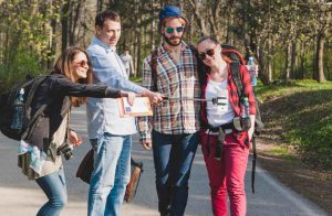 4 ragazzi con zaini che si fanno un selfie