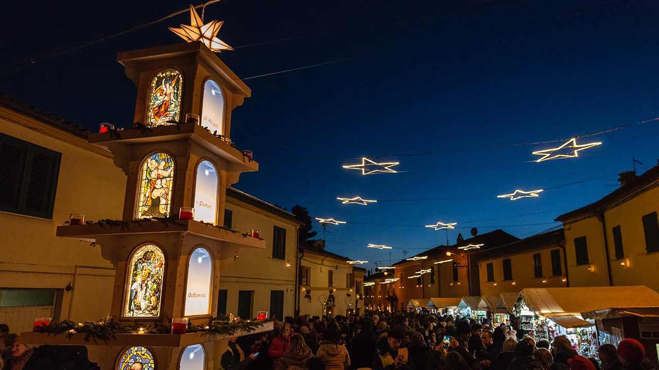 Il borgo che spegne la luce | a Candelara si accendono solo candele: la notte più romantica di novembre