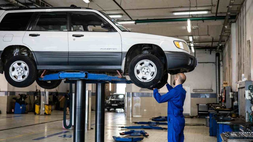 Revisione scaduta, guai seri | Multe raddoppiate e fermo 90 giorni: quando parte la mazzata da 1.998 €