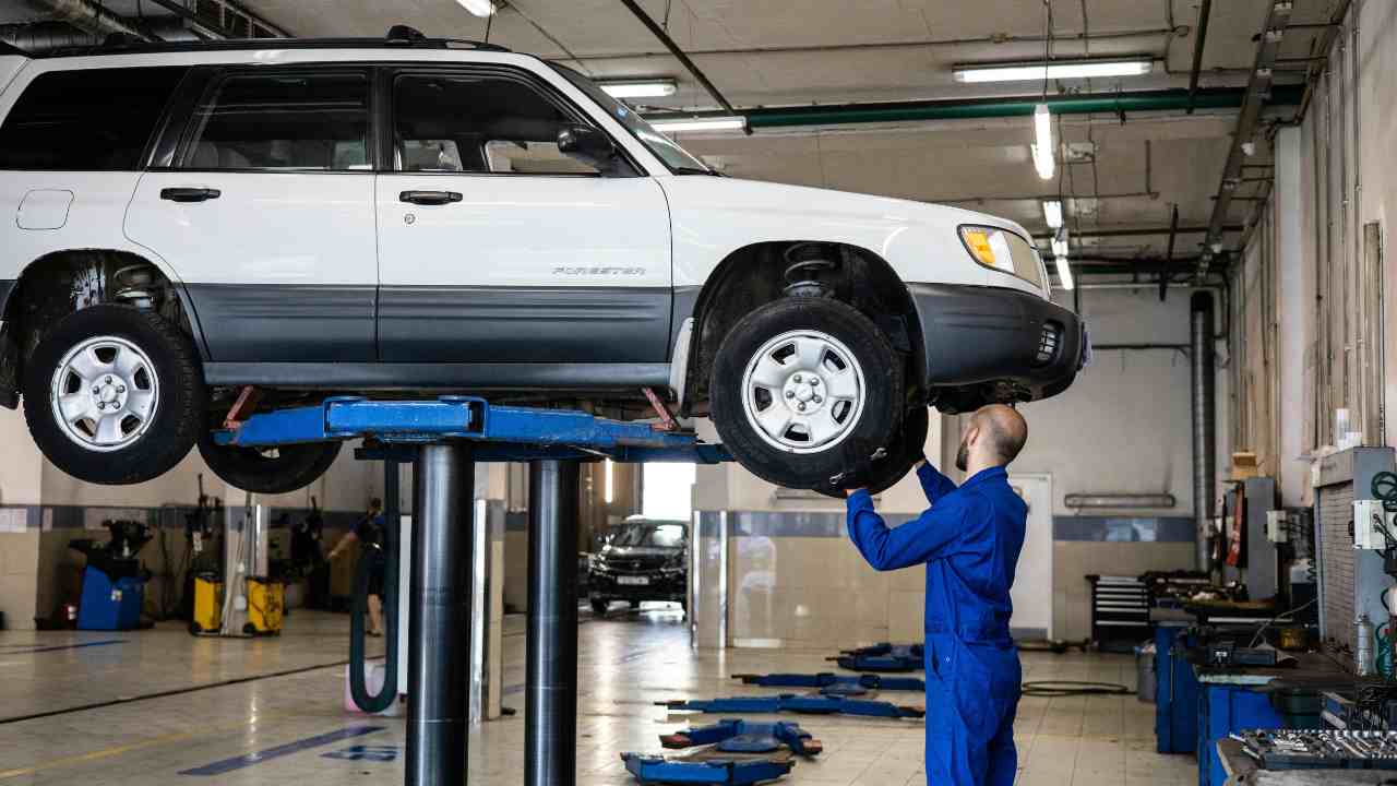 Revisione scaduta, guai seri | Multe raddoppiate e fermo 90 giorni: quando parte la mazzata da 1.998 €