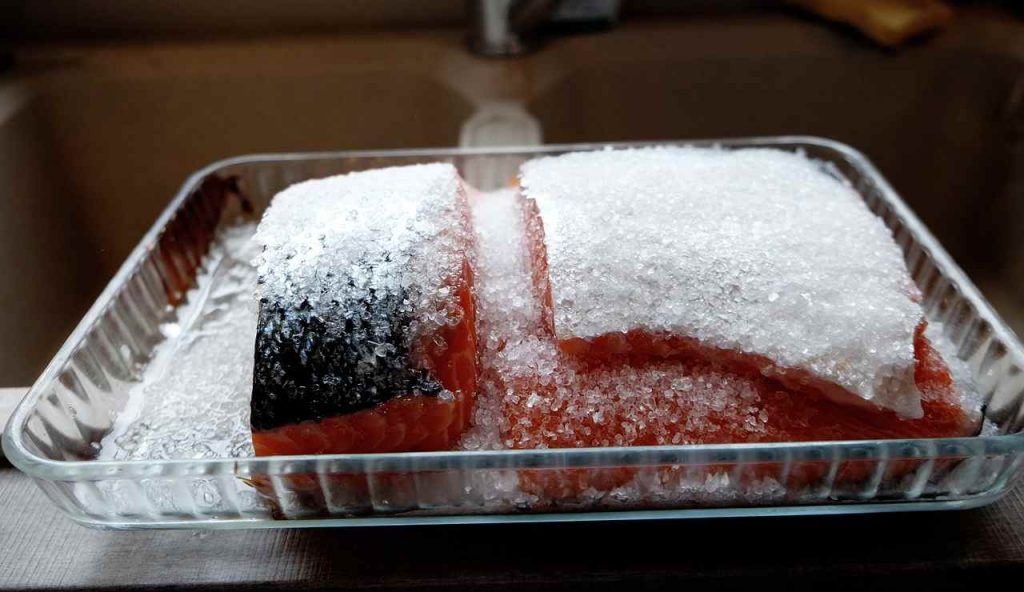 Scongelare in maniera sicura | Frigo o microonde? Finalmente svelato il segreto: la regola che evita guai