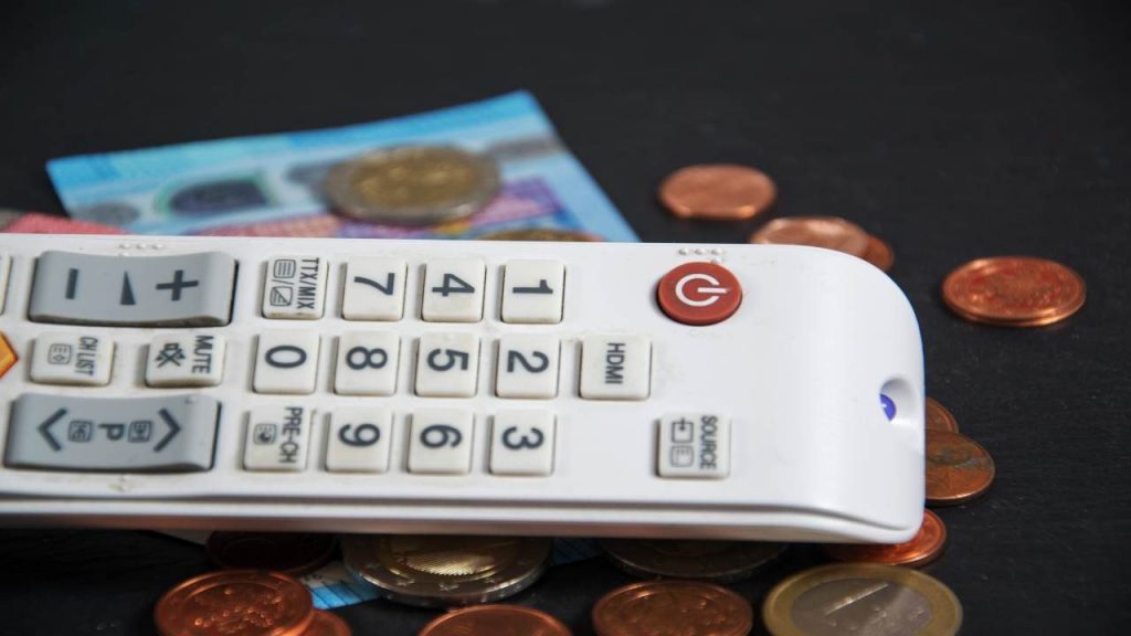 Canone TV ridotto a 70 € | Cambia la tassa che tutti pagano: occhio anche all’esenzione speciale