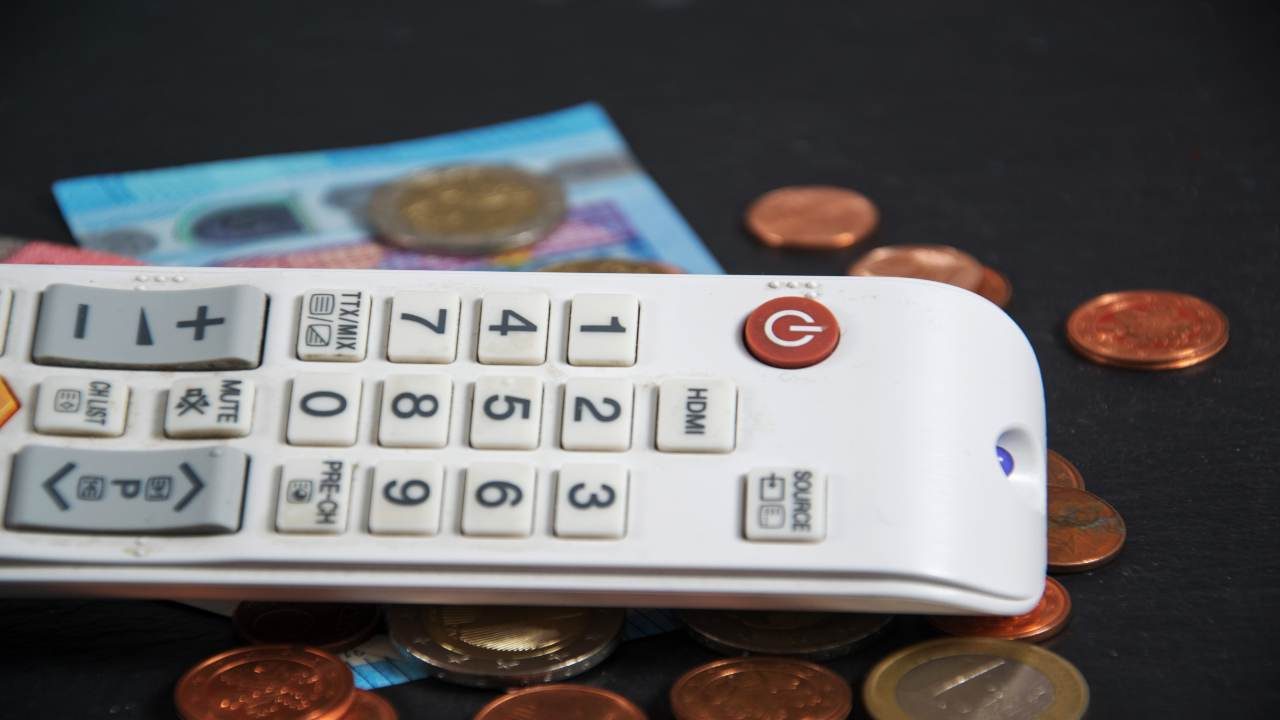 Canone TV ridotto a 70 € | Cambia la tassa che tutti pagano: occhio anche all’esenzione speciale